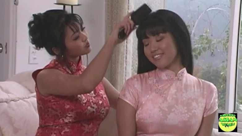 Naughty Asian Women: Chica asiática mira con incredulidad mientras recibe dos pollas grandes...