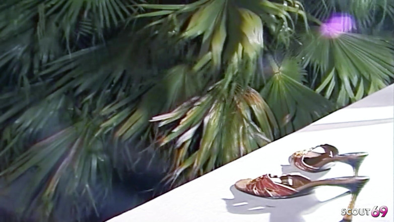 Shemale TS Collection: Travesti latina peituda pega na varanda com caras estranhos