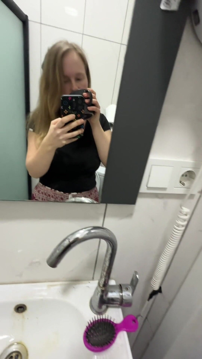 SweetLucy96: Aku harus kencing dengan ganas