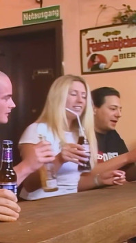 Gagică blondă își fute cu degetele pizda umedă tare și suge pula sălbatică