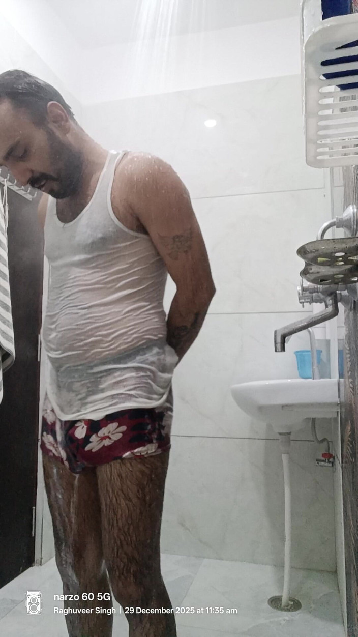 Rajasthani-old-lover: Un homme prend une douche