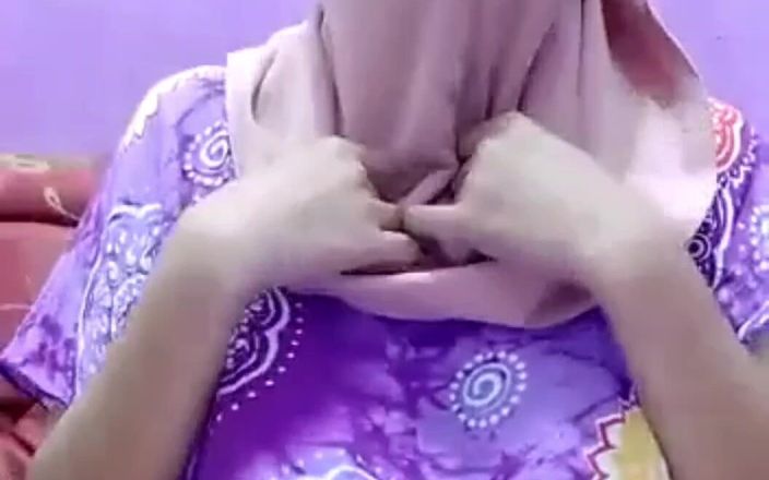 Jilbab69: ムラムラしたアジアの女の子が自慰行為をする