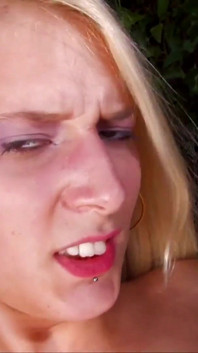 Acción al aire libre con rubia perforada