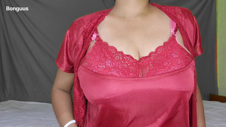 Riya Bonguus: Красивая домохозяйка в горячем ночном платье