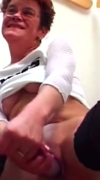 Dojrzała dziwka nadziewa Dildo głęboko w ociekającą cipkę na schodach