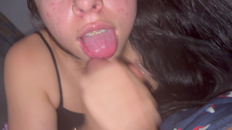 Teen amateur Latinas: 義理の娘が精液を飲み込み、乱れた視点でフェラチオをする