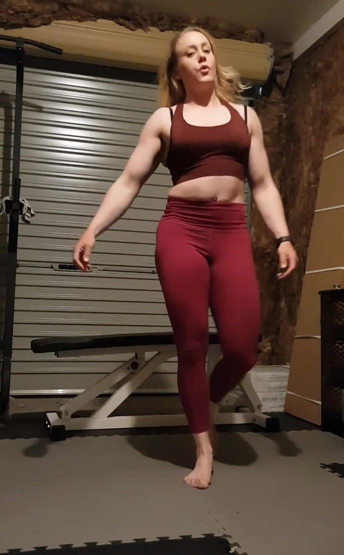 Michellexm: ホームジムでストリップショー、肌にぴったりとフィットする体操服から始まり、セクシーな体であなたをからかう