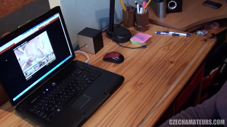 CzechAmateurs: チェコのアマチュア96熟女は彼女のお尻が大好きです