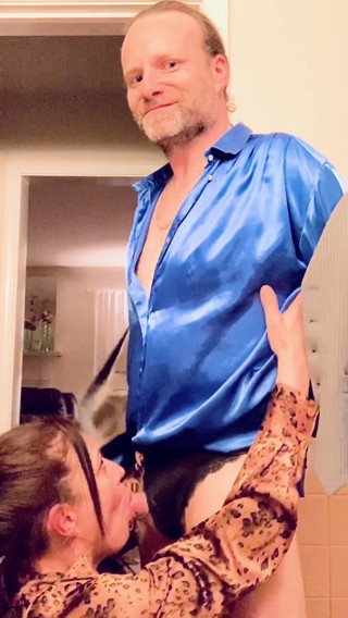 Satin Fetish King: Modrá a černá saténová milfka šuká a kouří!