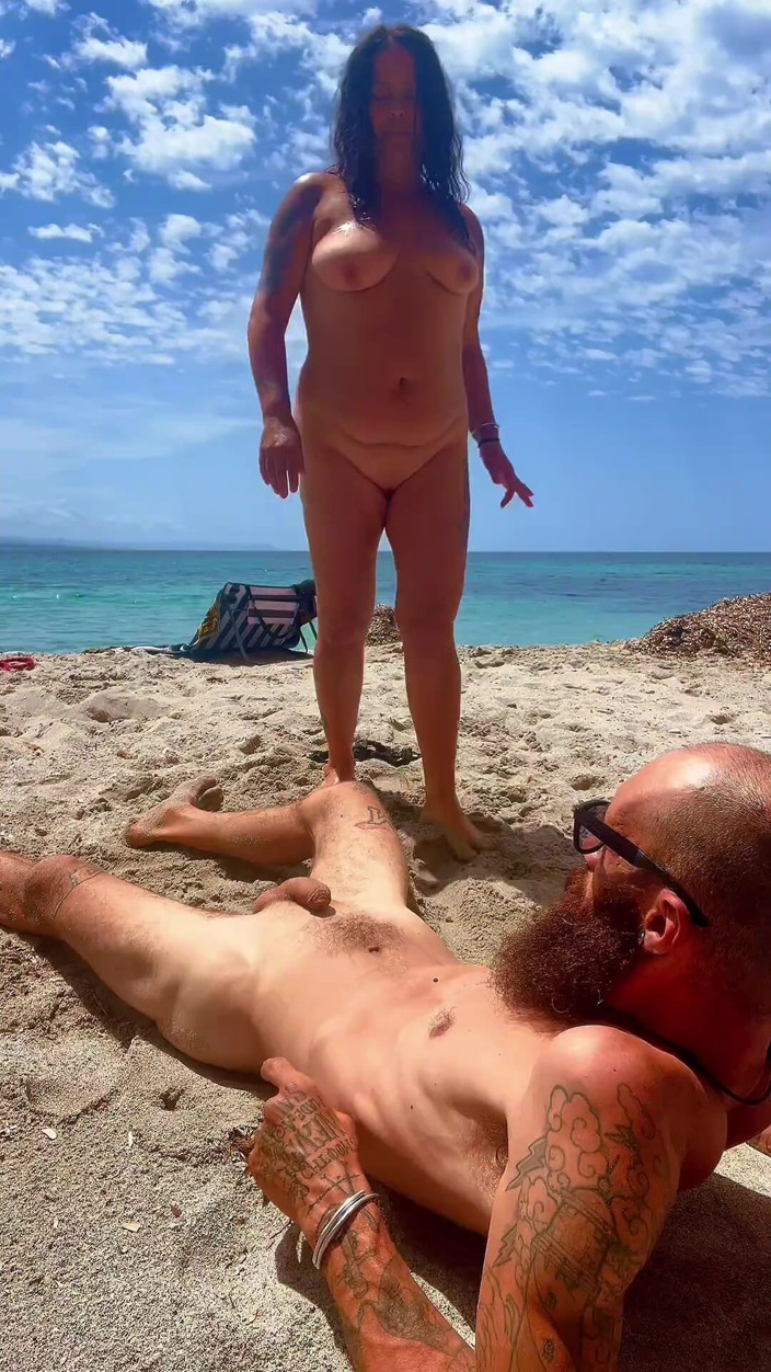 Snappy_couple: Piscio su di Lui su una spiaggia
