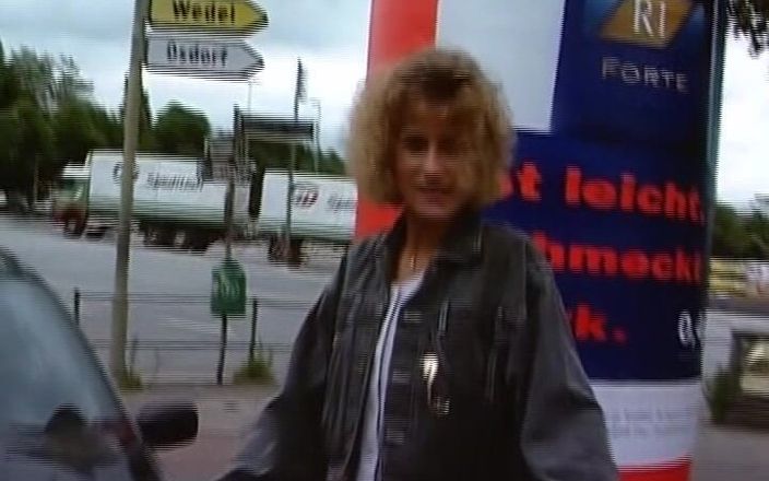 Enjoy German porn: Kuk hungriga tyska blondiner som delar stor kuk i trekant