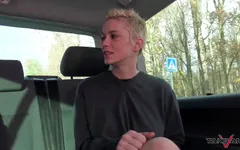 性瘾小妞在面包车里享受她生命中最好的性爱
