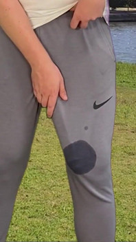 Grosse bite monstrueuse dans un pantalon de survêtement gris, éjaculation