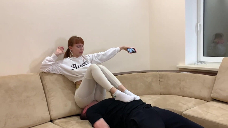 Petite Princesses Femdom: 여주인 Kira와 의자 노예와 스포티한 요가 바지를 입은 풀 웨이트 페싯