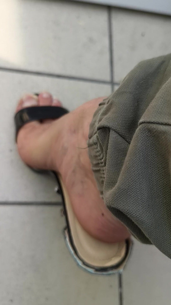 Mutsakin: Tocuri și picioare foarte sexy