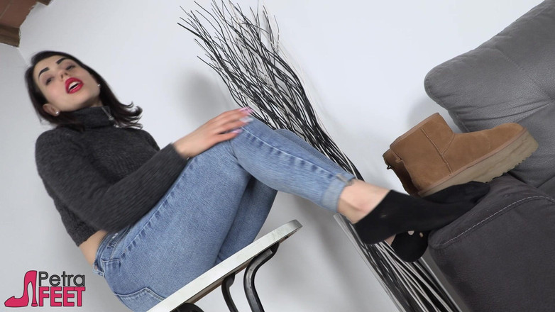 Foot Fetish HD: Vynikající tmavovlasá kočička Petra svádí svými úžasně vypadajícíma chodidly a prsty...