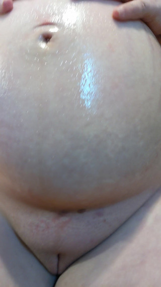 Sin Spice by Sophia Sinclair and Jasper Spice: 40 weeks pregnant oilling belly