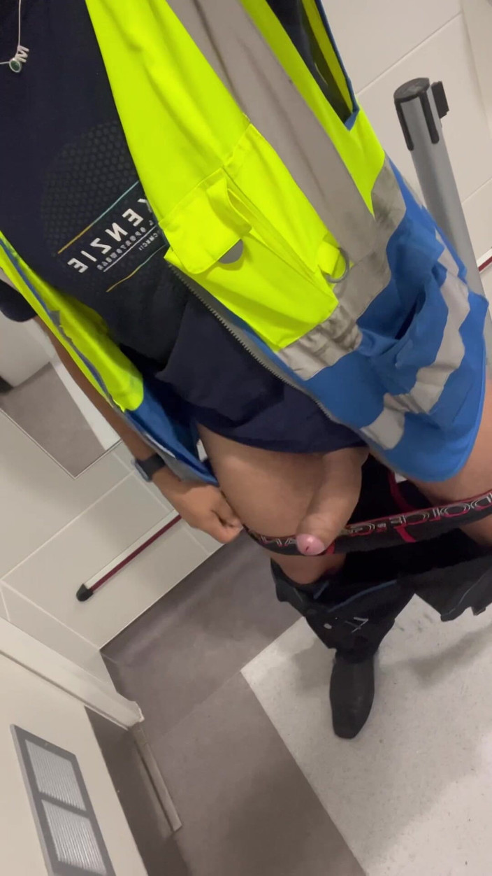 Hot dick in your ass: Toaletă la serviciu, cineva mă poate ajuta să ejaculez