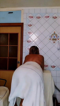 Femme au foyer sexy dans la cuisine