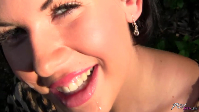 Czech Pornzone: Eager brunette blowing cock in openair