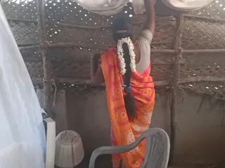 Suri rumah Tamil bertetek besar menunjukkan di rumah kampung