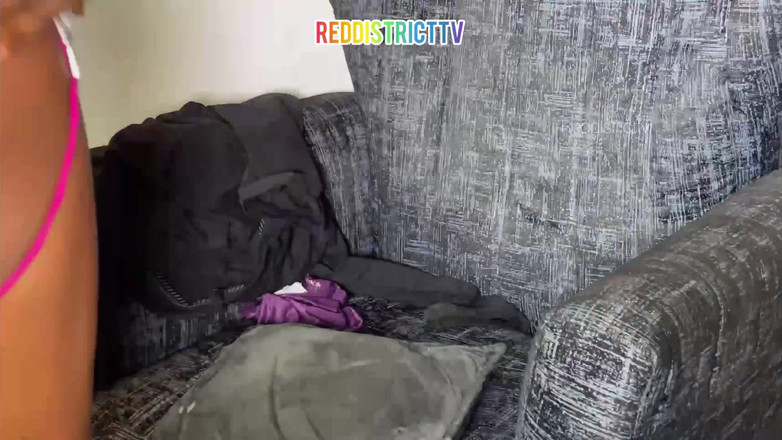 Red district Tv: Pembersih hotel seksi mengongkek zakar saya sehingga saya meletup