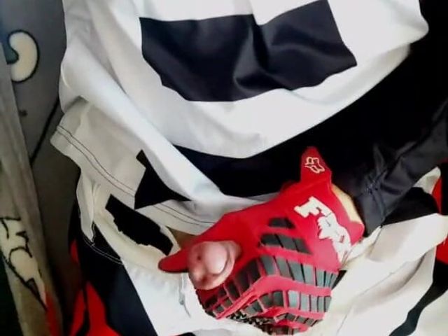 Hot Twink in Mxgear and Mxhelmet Jerk-off (Sneakersmax98)