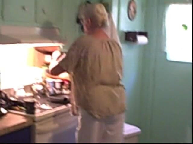 BBW nurse Vicki adventures with friends: Sexy holandská dívka milf gilf vaří snídani