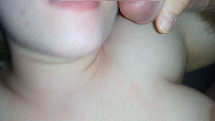 Sekretny666: 用她帮助的舌头射在她微笑的嘴上