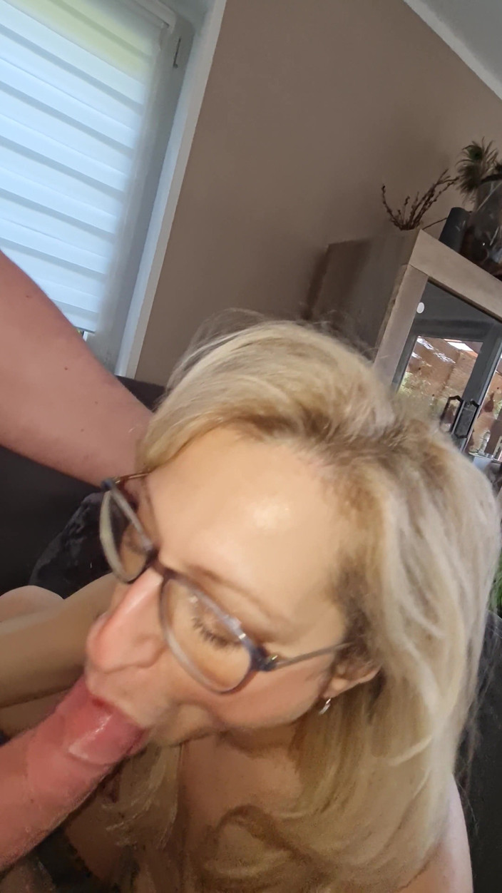 Evi Cum: Evi chevauche ma bite bien dure et avale toute la...
