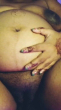 Une fille enceinte sexy fait un show torride avec sa chatte