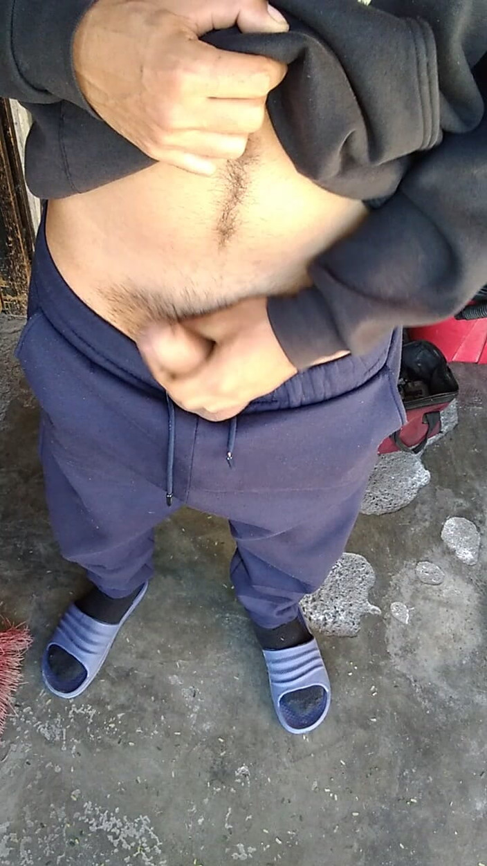 AlexAlejandro13: No portão da minha casa tirando meu pau