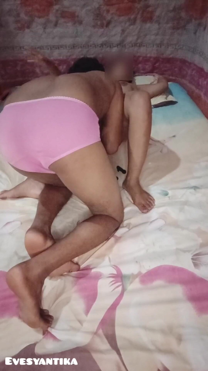 Karinsyantika: 45 minutos fodendo uma linda tia solitária, gozando nos peitos...