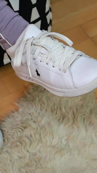 Bingkap Lavender, Stoking Putih Yang Dipakai & Sneakers - Mengusik Kaki & Shoeplay