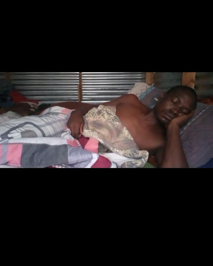 Mr_african: Nackt wachte geil auf, ich habe meine großen eier abgemolken
