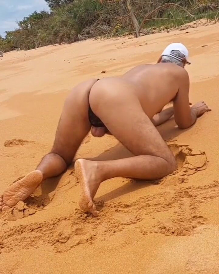 Ladysilvas: Ladysilva Crossdresser bardzo puszczalska na plaży w majtkach Co za...