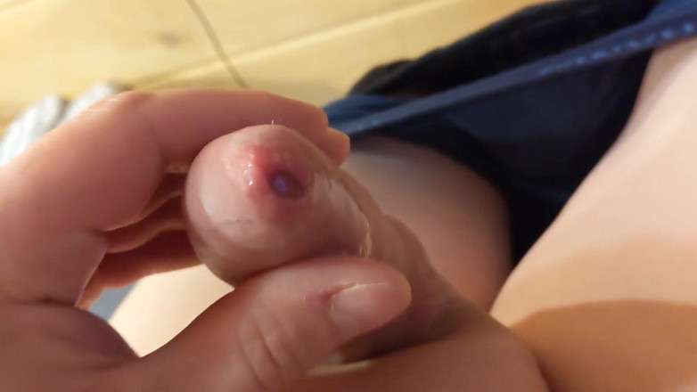 uncutcollegeguy: Masturbation douce avec orgasme bruyant et intense