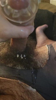 Branlette dans de nouveaux bas nylon avec un jouet de bite