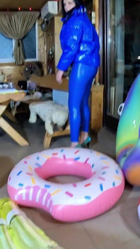 Dominująca milf w błyszczących skórzanych spodniach i błyszczącym downjackecie. Obciąganie, Cameltoe, Spust Play i Dmuchane Zniszczenie