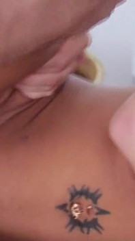 Arrapata magra milf pamela seduce il suo figliastro durante il massaggio e viene sborrata