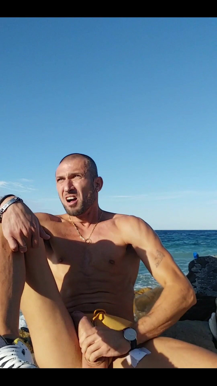 Boy jerking off: 앳 더 비치