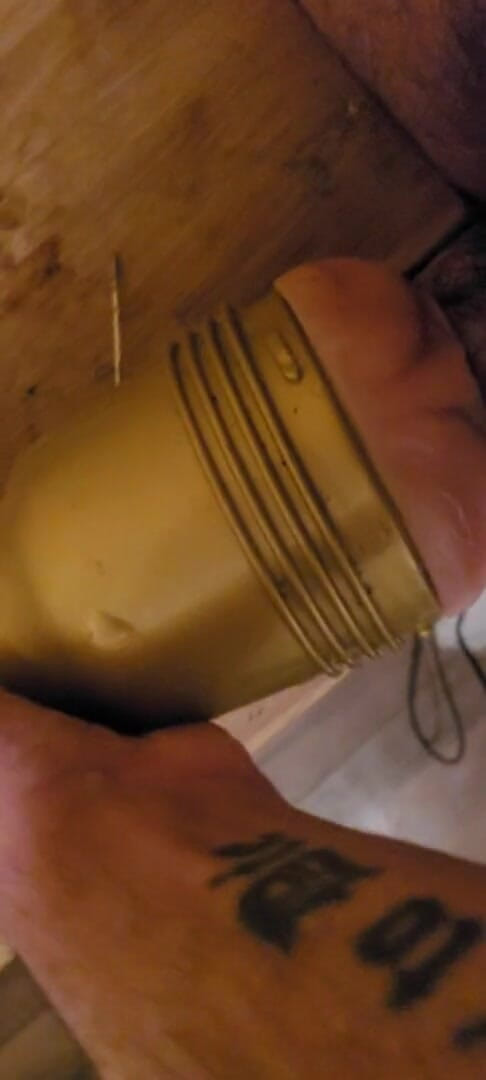Immergeil: Hubený potetovaný chlap šuká svou fleshlight POV