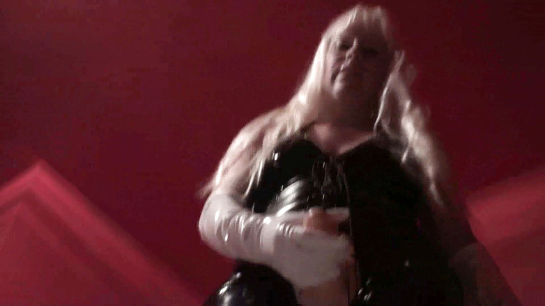 Femdom Austria: Sání straponu vysoké obryně