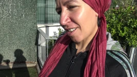 O femeie încornorată din Marseille lasă imigrantul african în gura ei