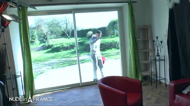 Nude in France: Teste anal no sofá de uma puta negra muito jovem