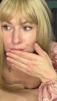 Vášnivé a silné kouření od nejlepší kamarádky vaší ženy! Vystříkal jsem se do pusy, hrál si se spermatem a všechno spolkl!
