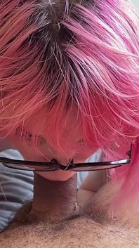 Minúscula trans gostosa Claire Gemini faz garganta profunda no pau enorme do garanhão