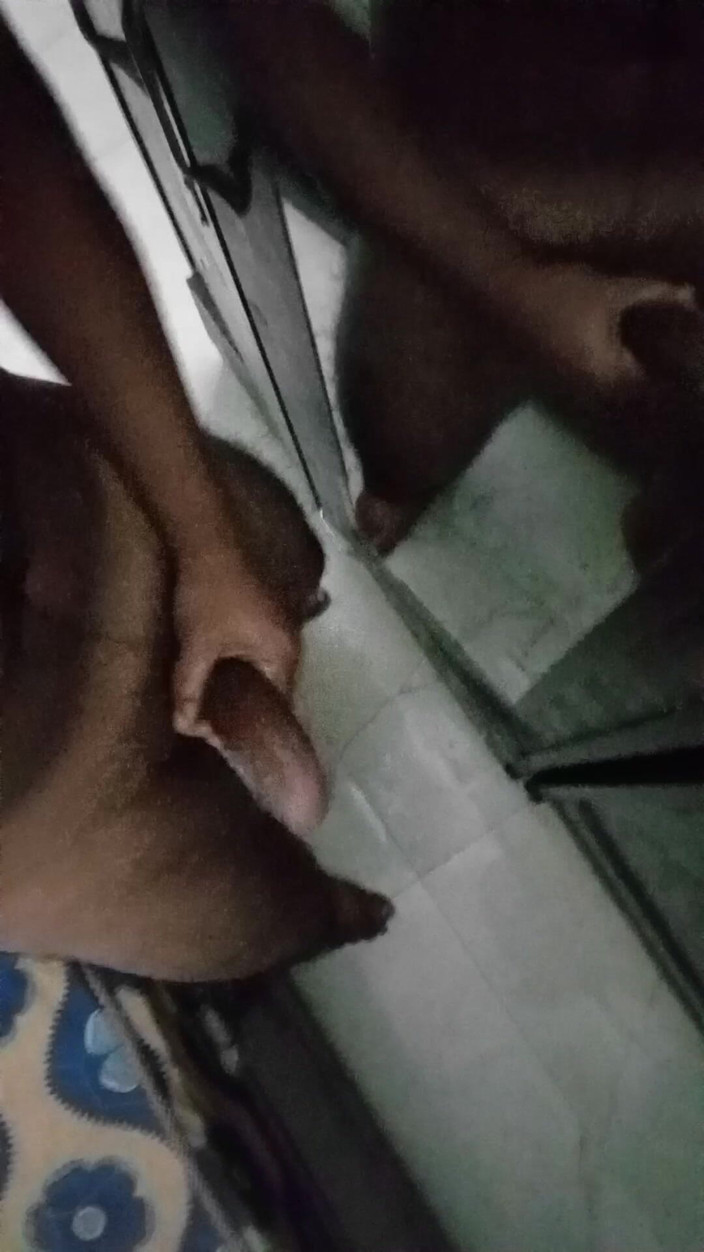 Raaz26d: Büyük yarağımı yatak odasında yağlıyorum ve aynanın önünde mastürbasyon yapıyor