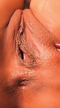 Fosta iubită latino excitată care se joacă cu un vibrator în pizdă cu vedere la persoana 1