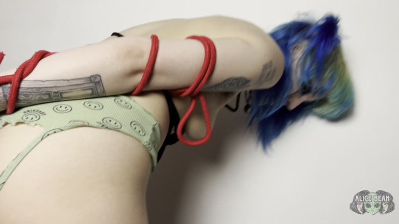 Alice Bean: Verrückter clown pinkelt